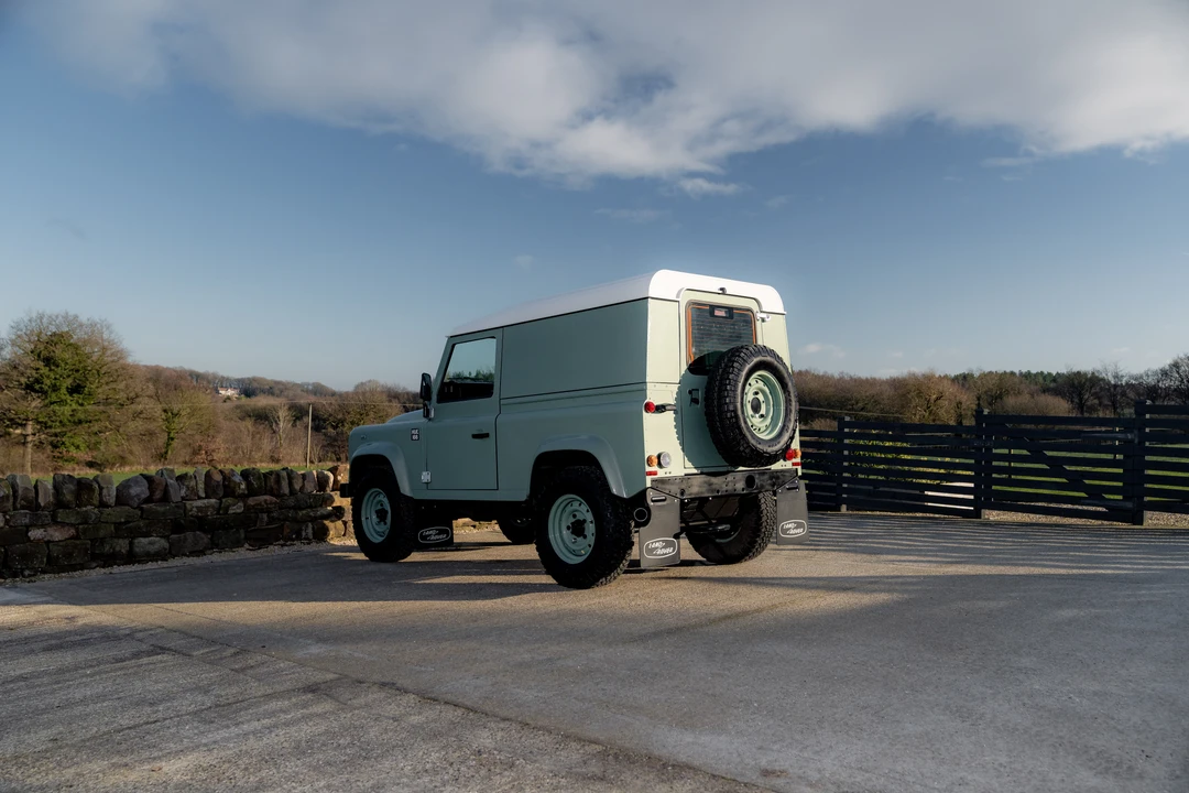2015 Land Rover Defender 90 - Image 17 of 31