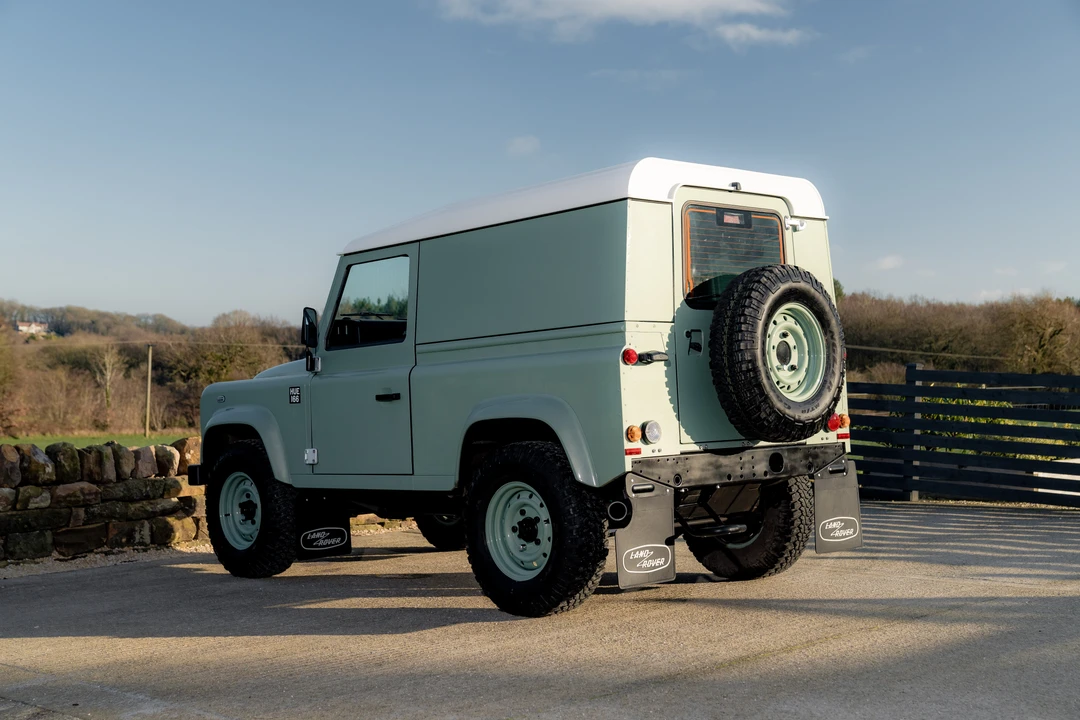 2015 Land Rover Defender 90 - Image 18 of 31