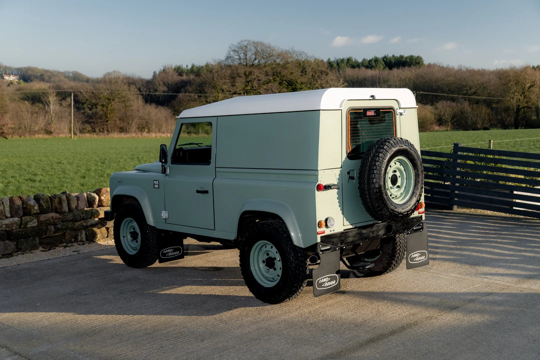 2015 Land Rover Defender 90 - Image 7 of 31