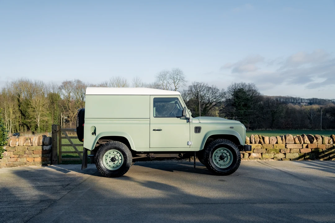 2015 Land Rover Defender 90 - Image 19 of 31