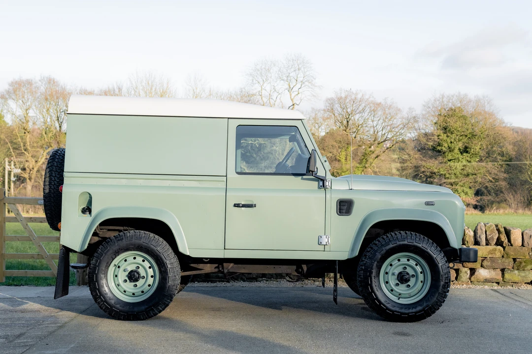 2015 Land Rover Defender 90 - Image 4 of 31