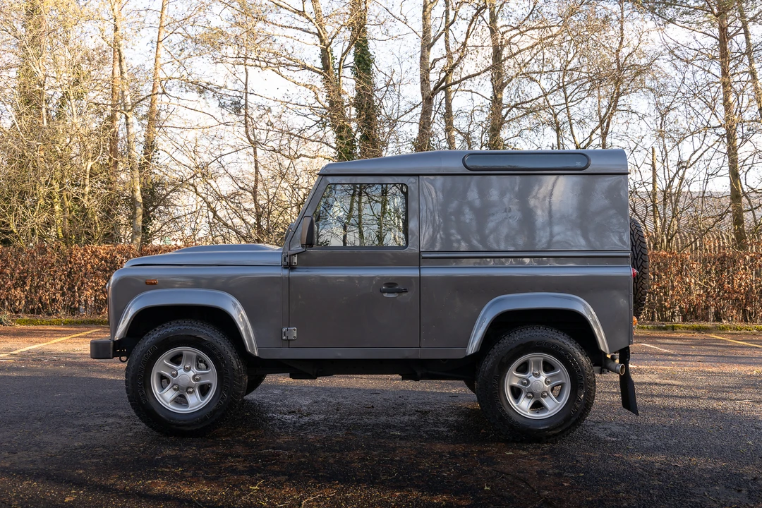 2015 Land Rover Defender 90 - Image 5 of 31