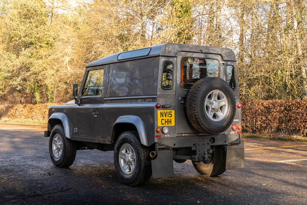 2015 Land Rover Defender 90 - Image 6 of 31
