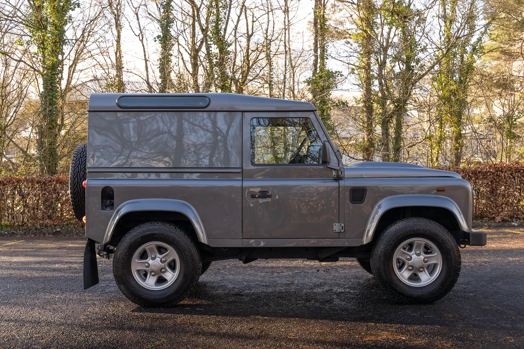 2015 Land Rover Defender 90 - Image 9 of 31