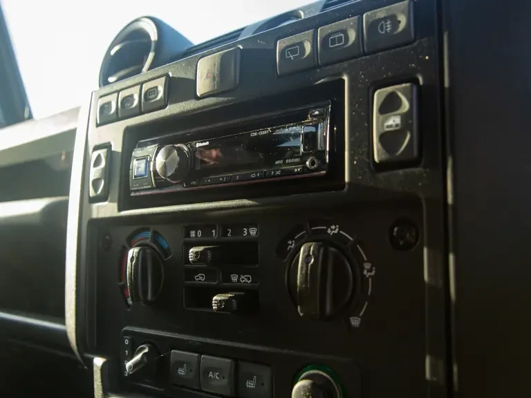 2015 Land Rover Defender 90 - Image 18 of 31