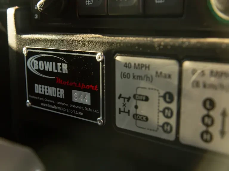 2015 Land Rover Defender 90 - Image 17 of 31