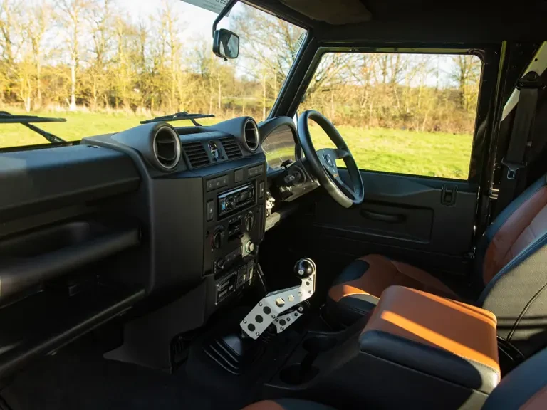 2015 Land Rover Defender 90 - Image 5 of 31