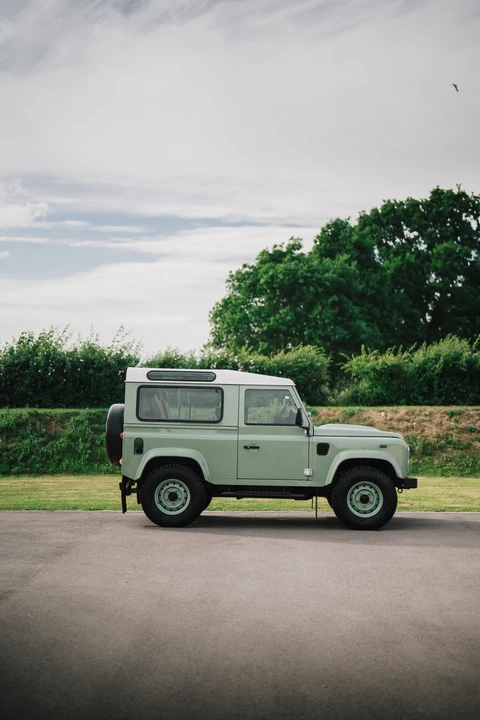 2015 Land Rover Defender 90 - Image 6 of 31