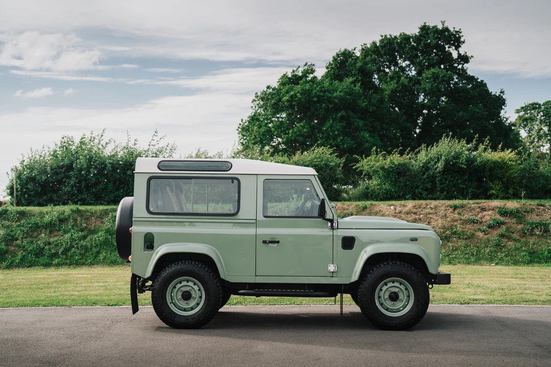 2015 Land Rover Defender 90 - Image 7 of 31