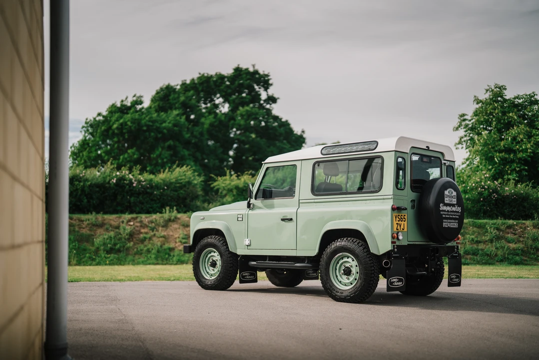 2015 Land Rover Defender 90 - Image 14 of 31