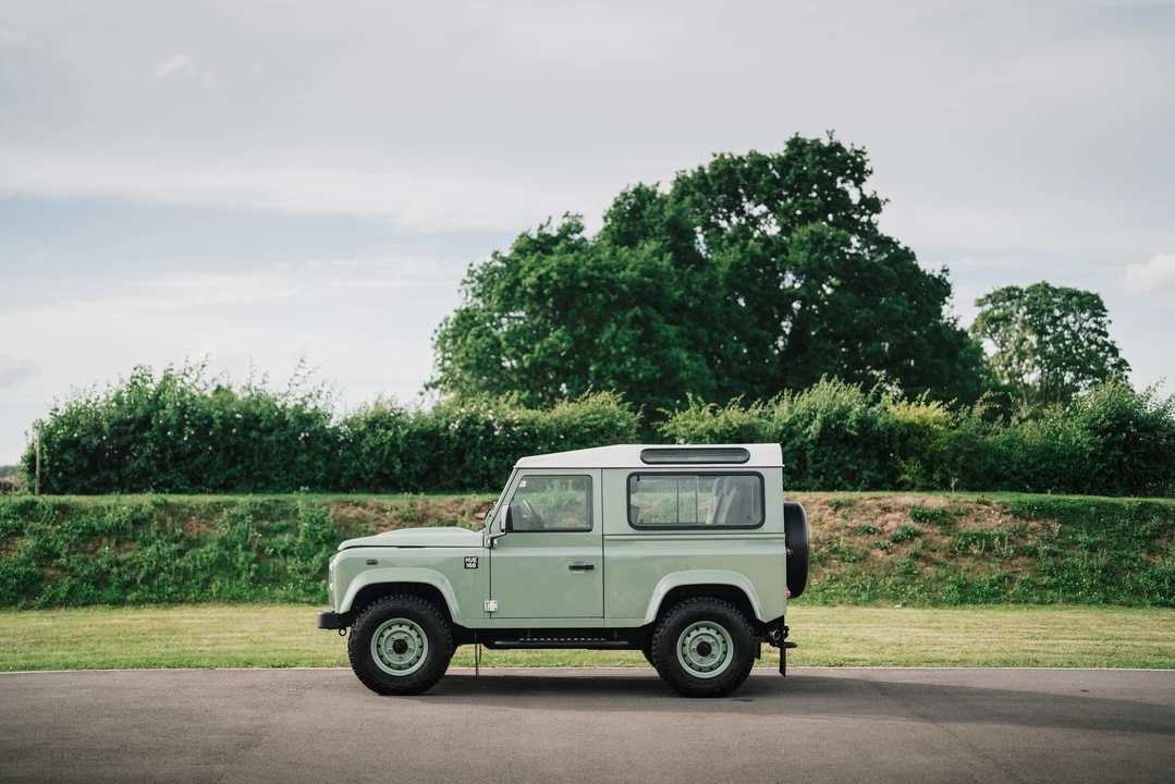 2015 Land Rover Defender 90 - Image 17 of 31