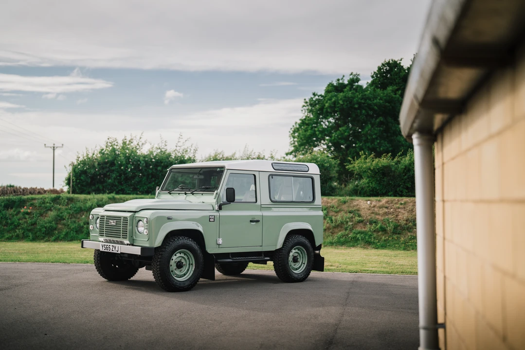 2015 Land Rover Defender 90 - Image 19 of 31