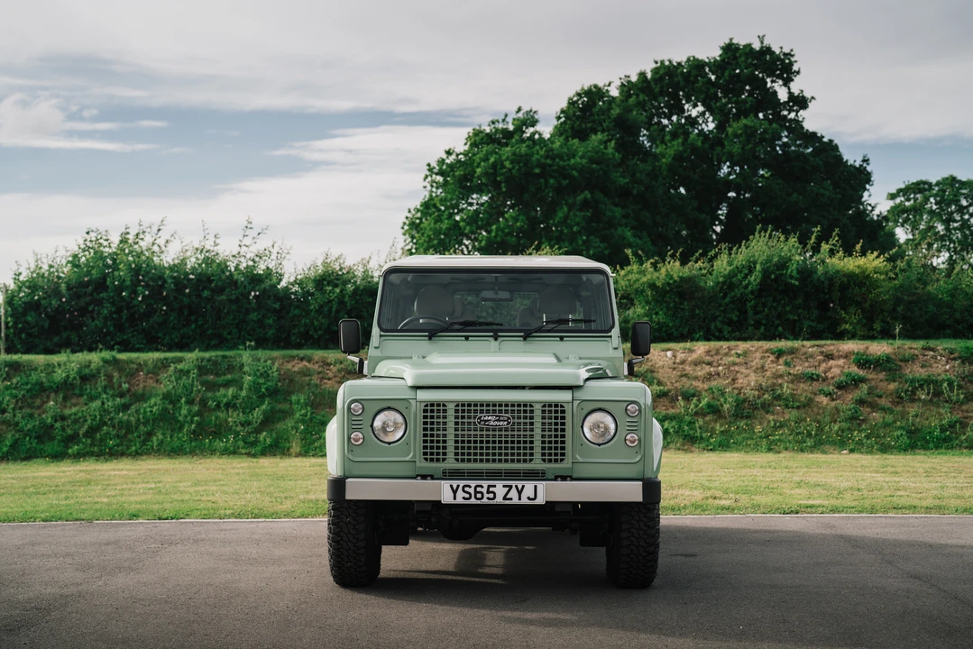 2015 Land Rover Defender 90 - Image 3 of 31