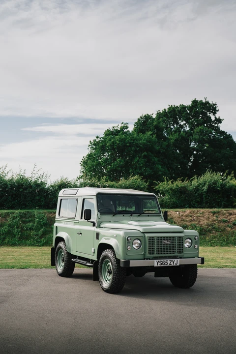 2015 Land Rover Defender 90 - Image 5 of 31