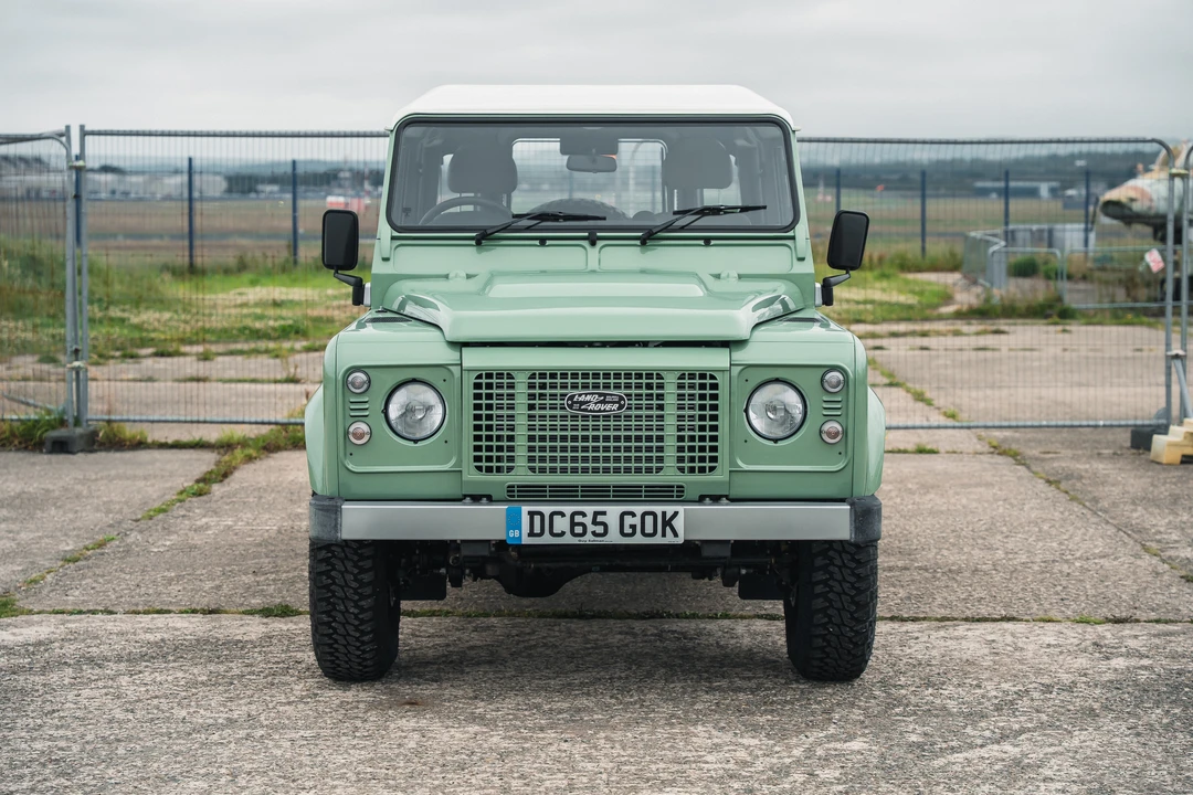 2015 Land Rover Defender 90 - Image 10 of 31