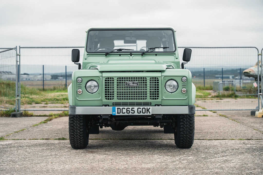 2015 Land Rover Defender 90 - Image 2 of 31