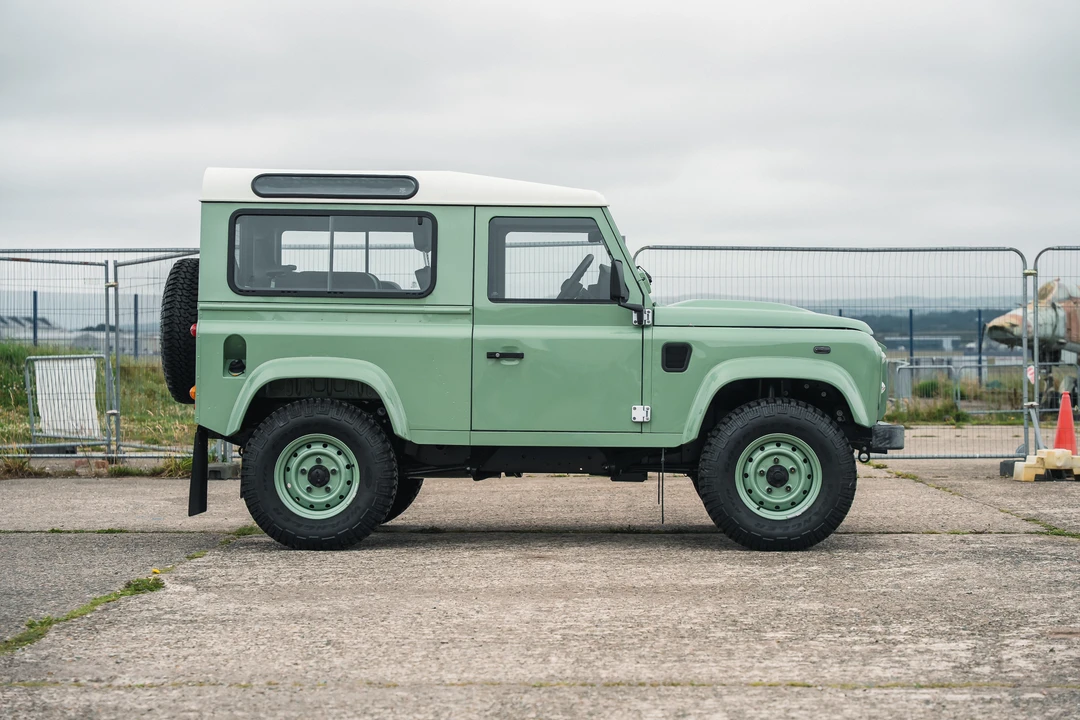 2015 Land Rover Defender 90 - Image 4 of 31