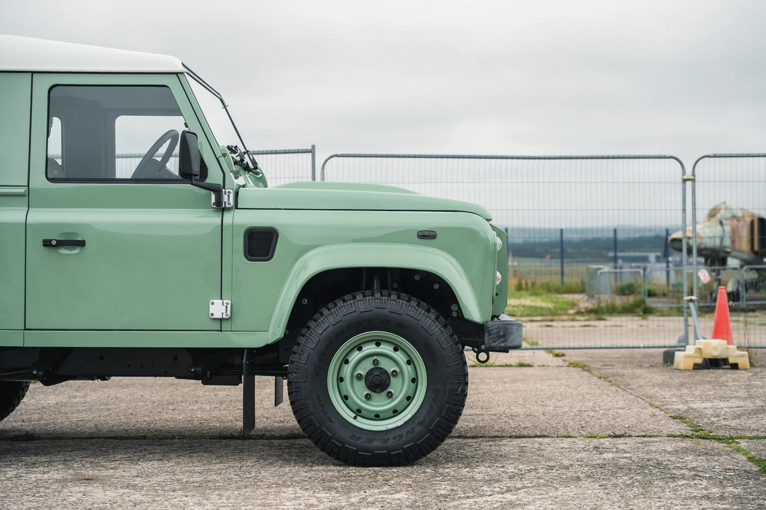 2015 Land Rover Defender 90 - Image 25 of 31