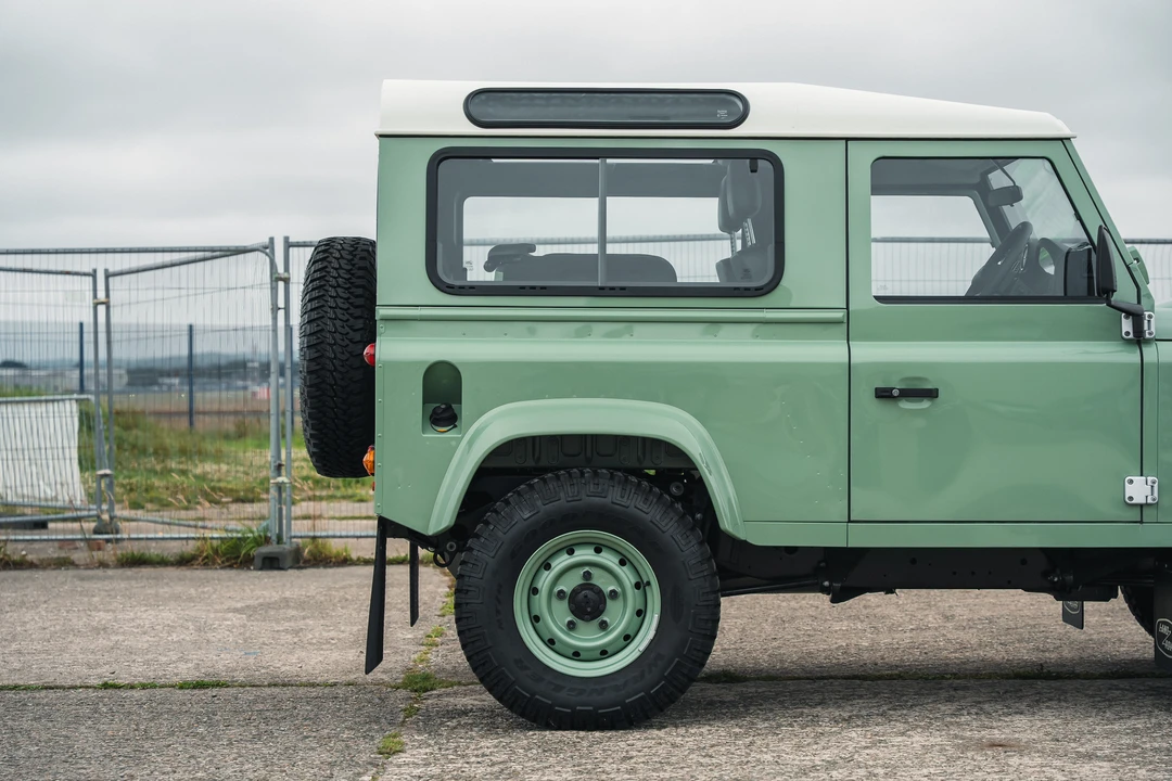 2015 Land Rover Defender 90 - Image 26 of 31