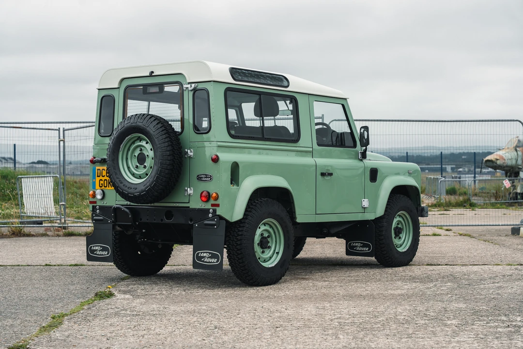 2015 Land Rover Defender 90 - Image 5 of 31