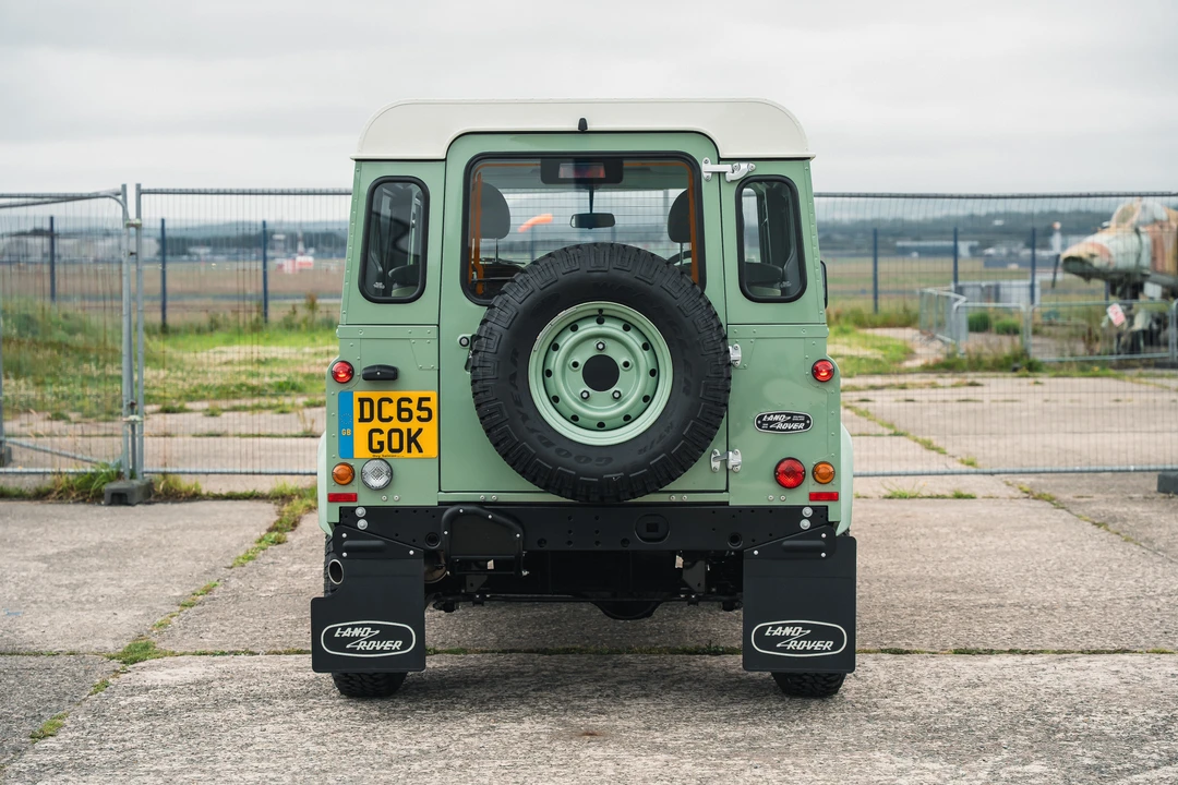 2015 Land Rover Defender 90 - Image 6 of 31