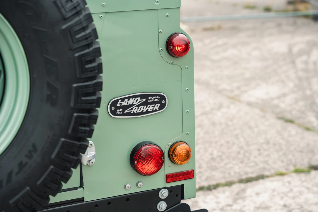 2015 Land Rover Defender 90 - Image 14 of 31