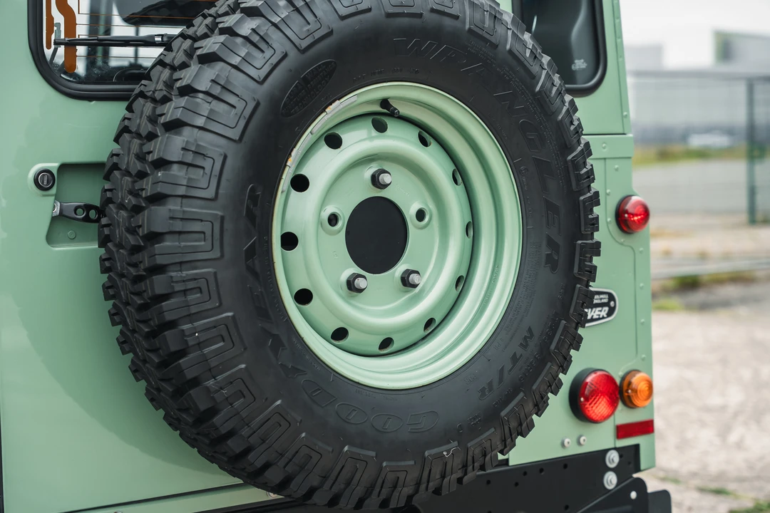 2015 Land Rover Defender 90 - Image 16 of 31