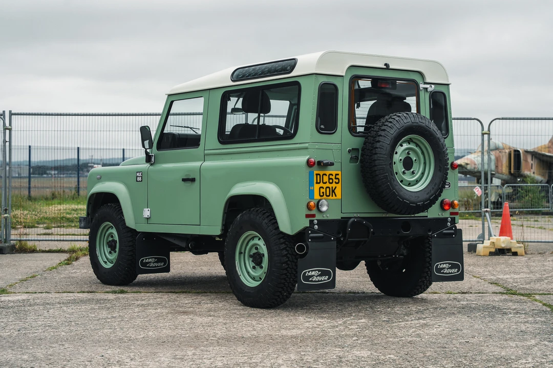 2015 Land Rover Defender 90 - Image 7 of 31