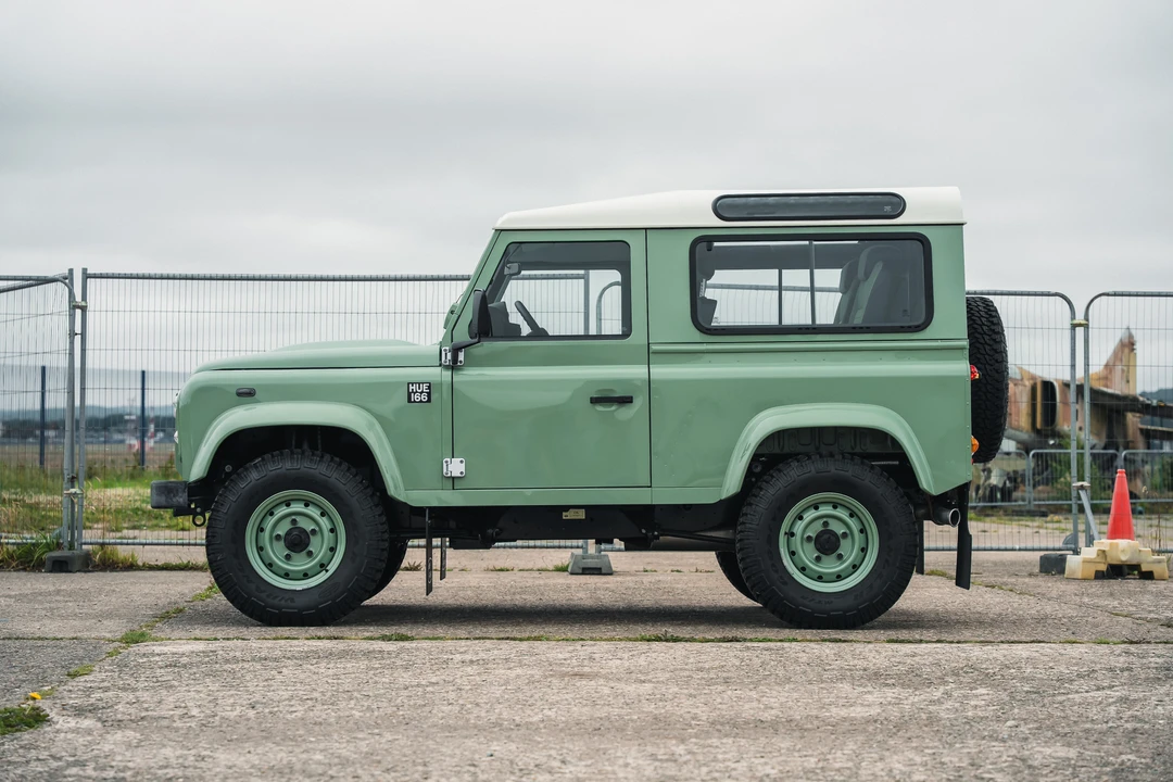 2015 Land Rover Defender 90 - Image 8 of 31