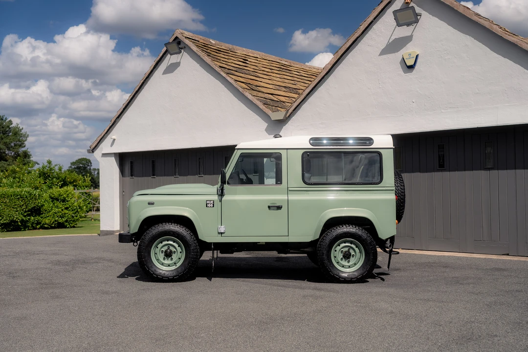 2015 Land Rover Defender 90 - Image 17 of 31