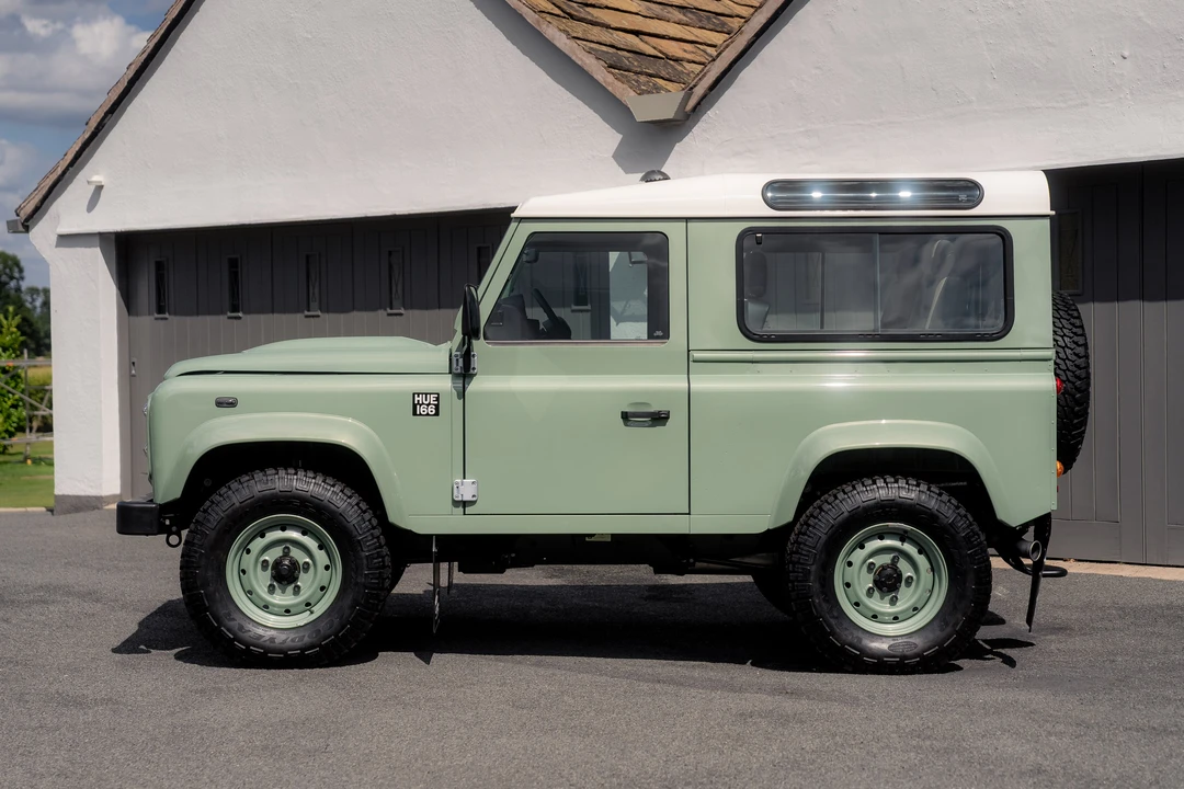 2015 Land Rover Defender 90 - Image 4 of 31