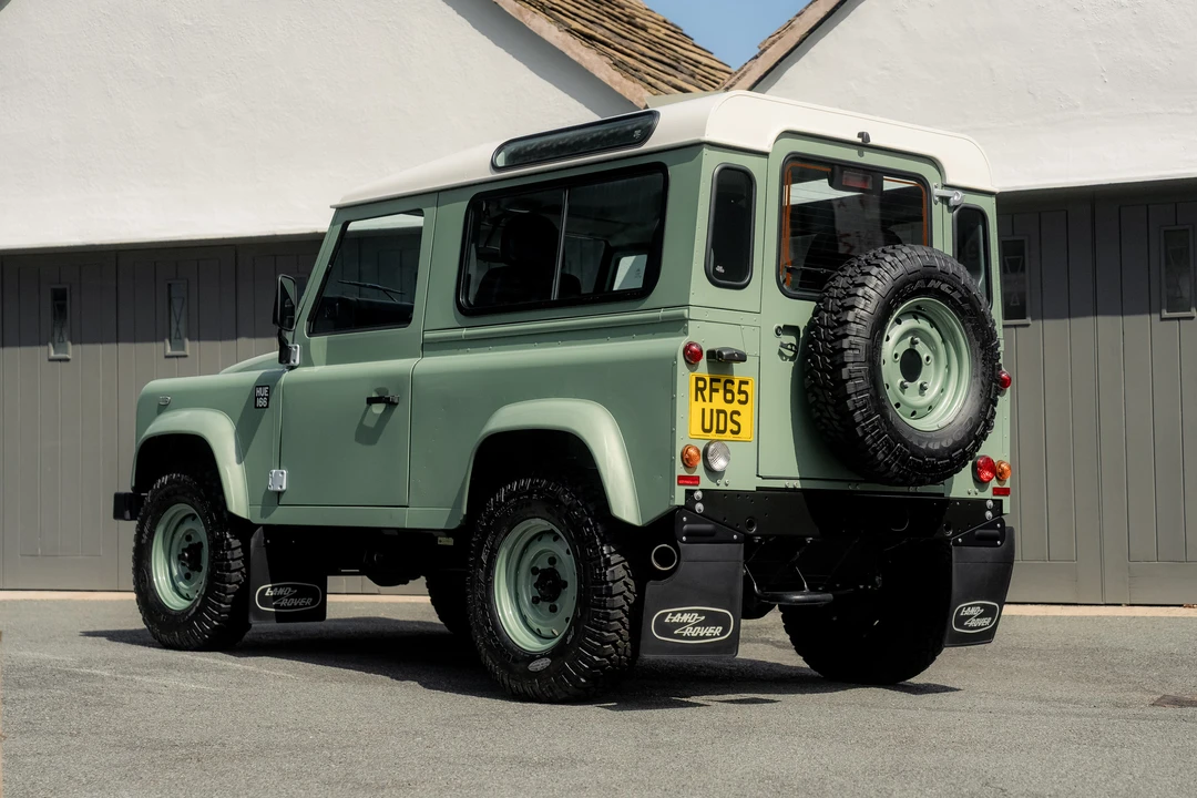 2015 Land Rover Defender 90 - Image 12 of 31