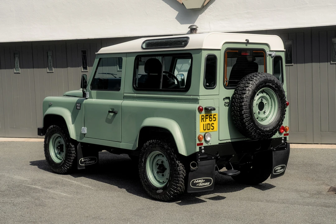 2015 Land Rover Defender 90 - Image 5 of 31