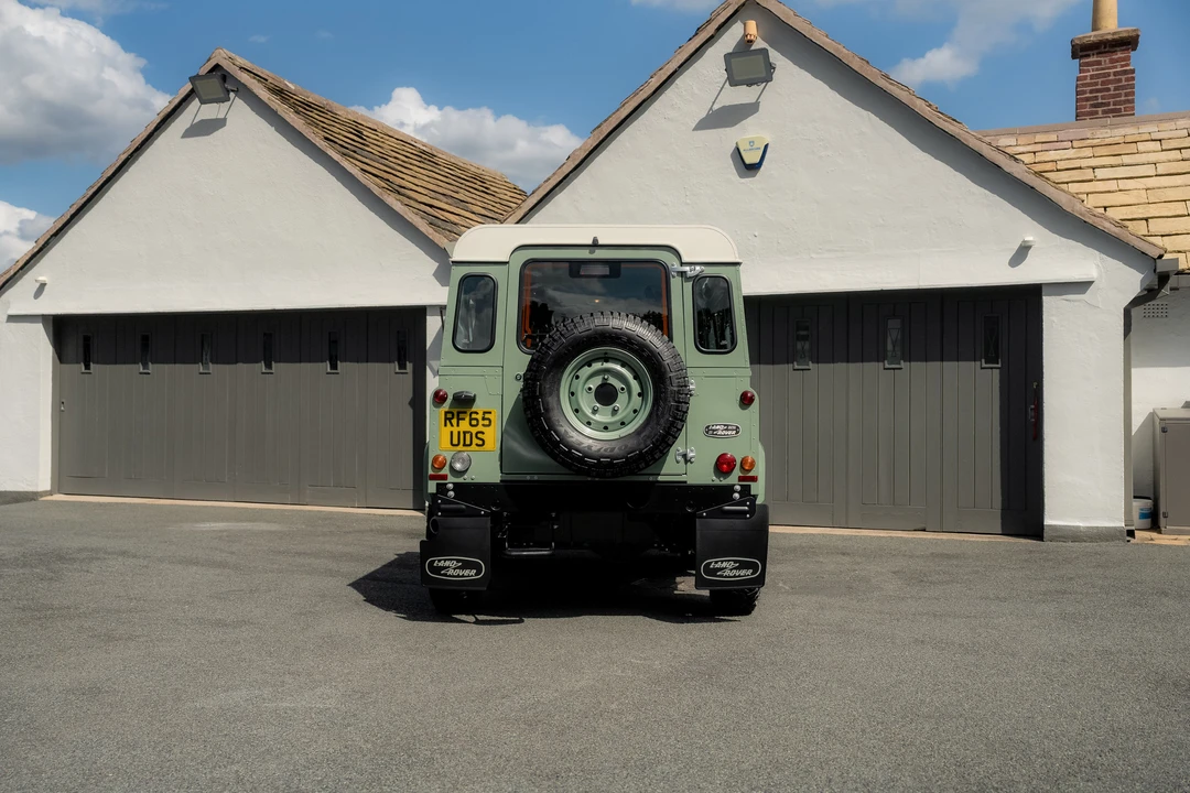 2015 Land Rover Defender 90 - Image 18 of 31