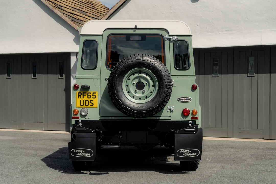 2015 Land Rover Defender 90 - Image 6 of 31