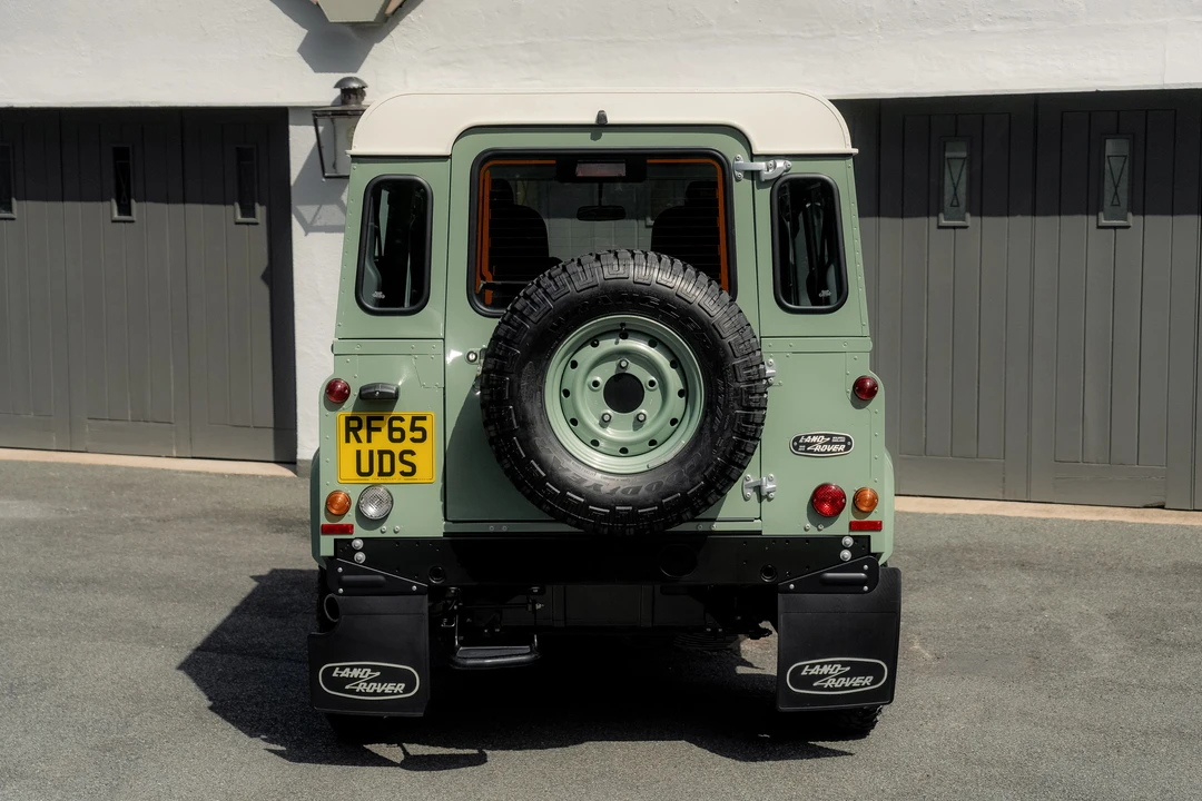 2015 Land Rover Defender 90 - Image 13 of 31