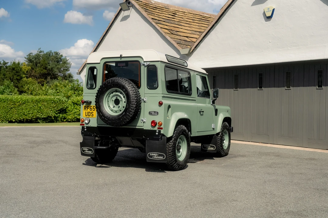2015 Land Rover Defender 90 - Image 19 of 31