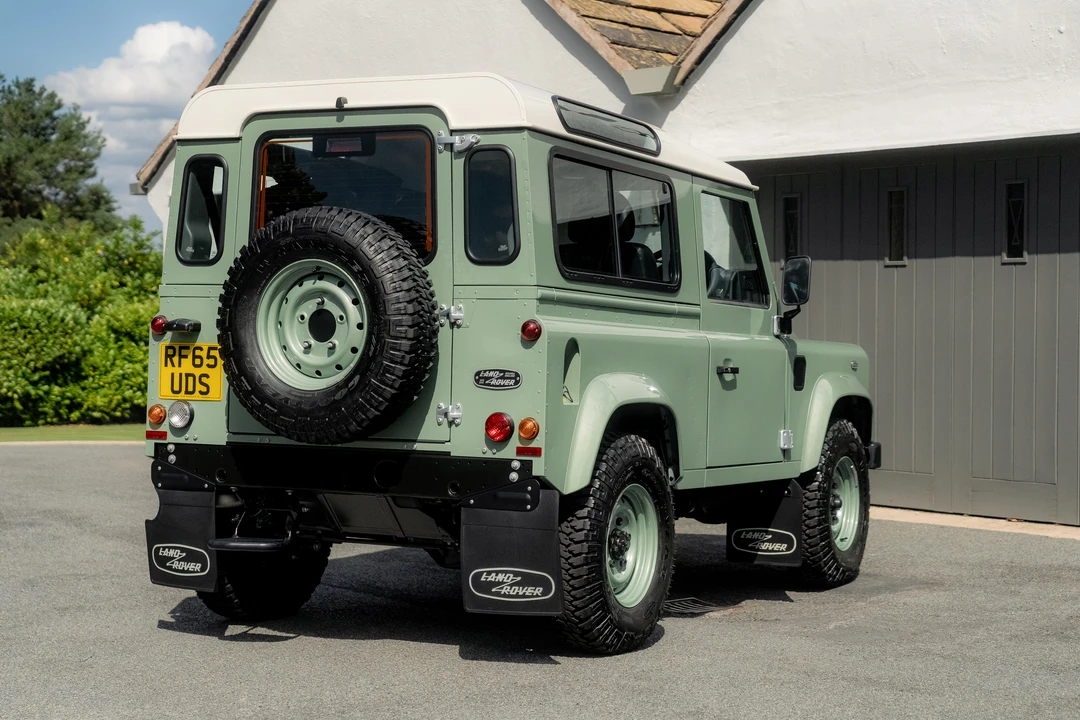 2015 Land Rover Defender 90 - Image 14 of 31