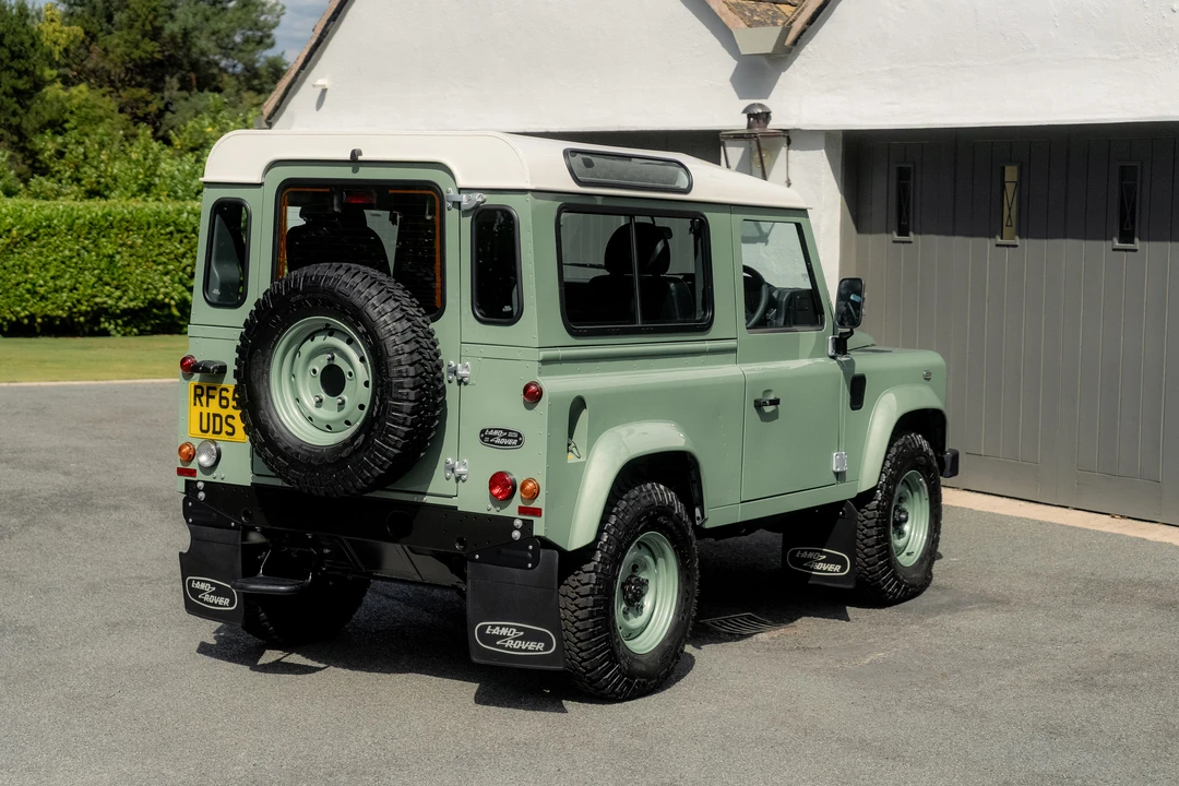 2015 Land Rover Defender 90 - Image 7 of 31
