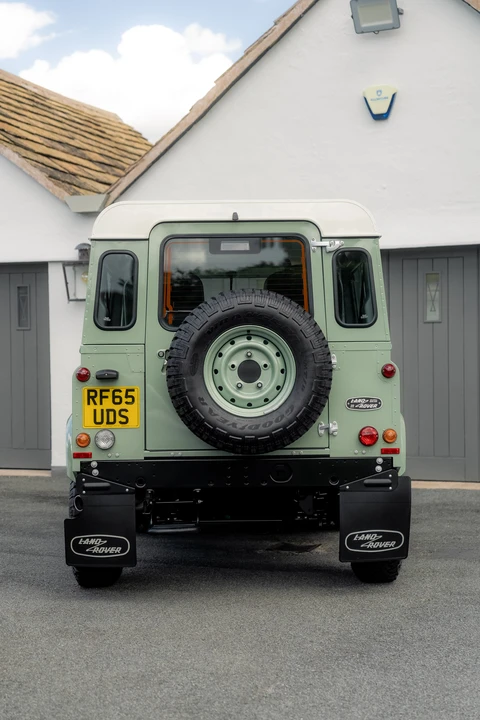 2015 Land Rover Defender 90 - Image 25 of 31