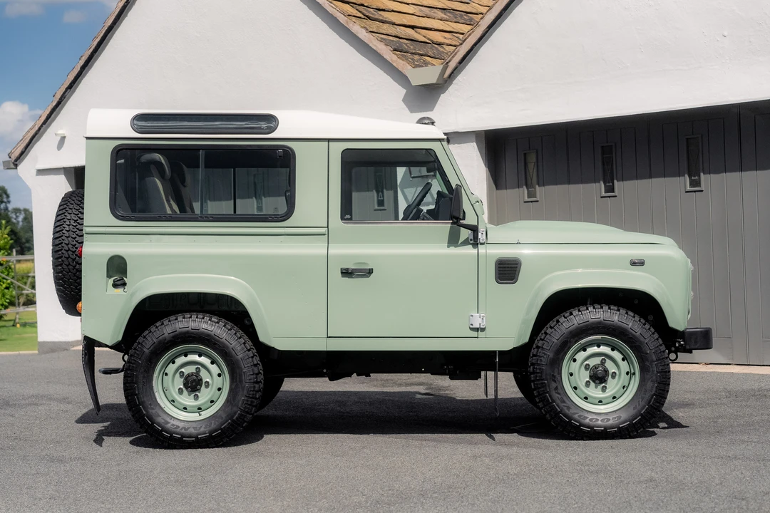 2015 Land Rover Defender 90 - Image 8 of 31