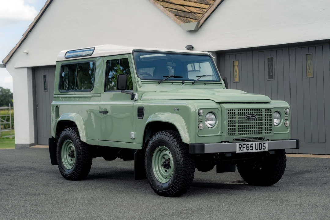 2015 Land Rover Defender 90 - Image 15 of 31