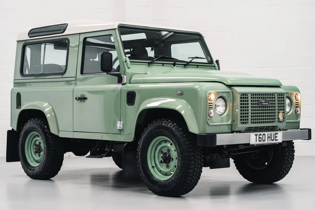 2015 Land Rover Defender 90 - Image 6 of 31