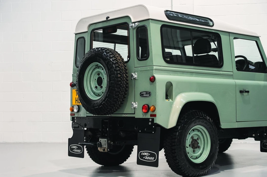 2015 Land Rover Defender 90 - Image 14 of 31