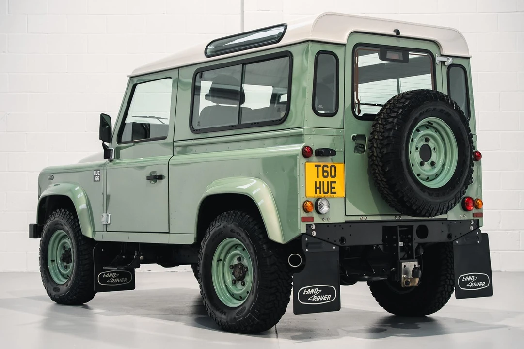 2015 Land Rover Defender 90 - Image 8 of 31