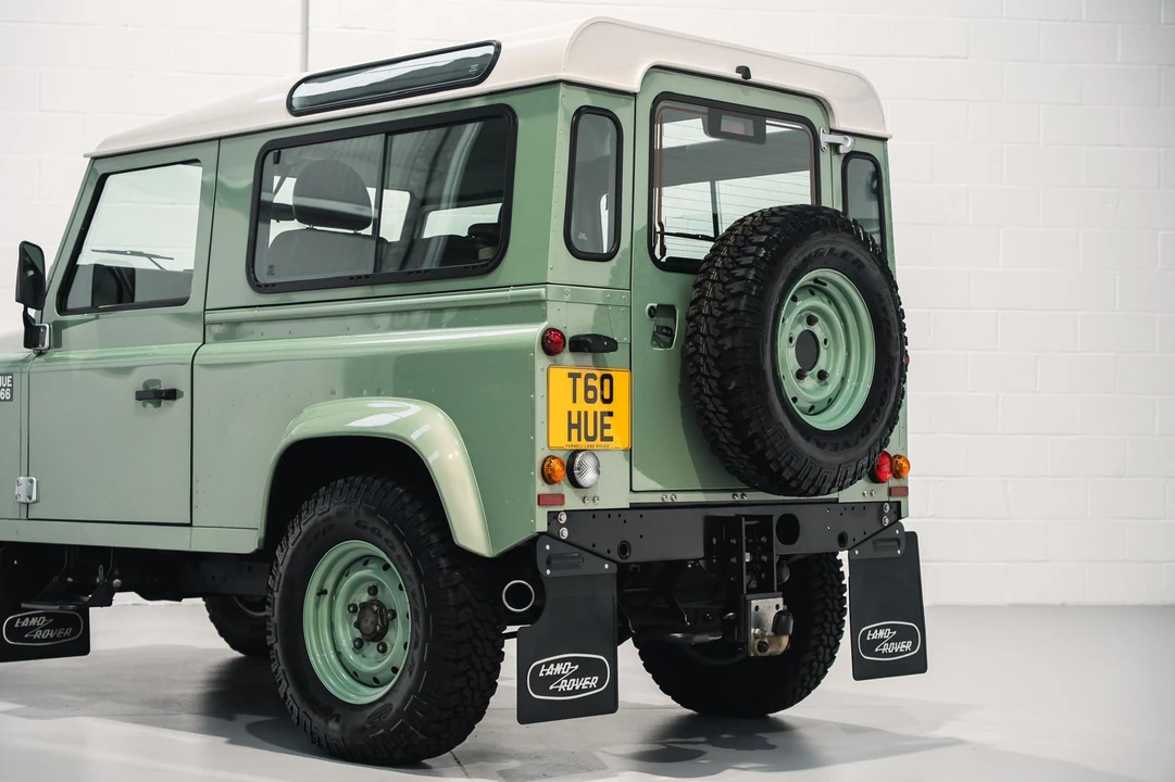 2015 Land Rover Defender 90 - Image 15 of 31
