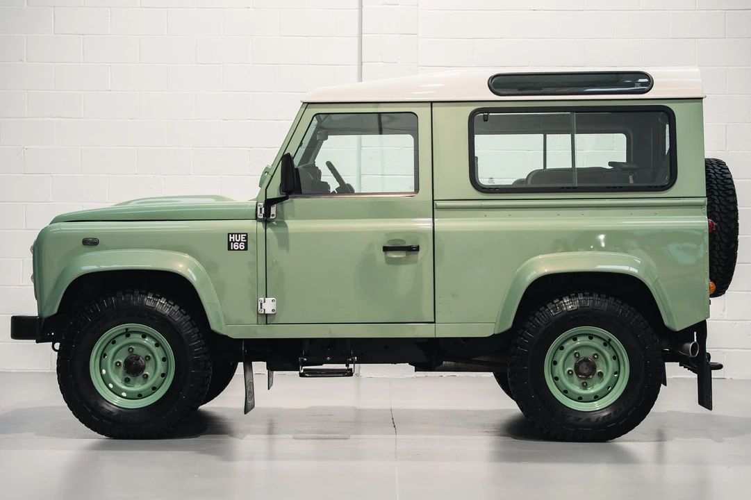2015 Land Rover Defender 90 - Image 19 of 31