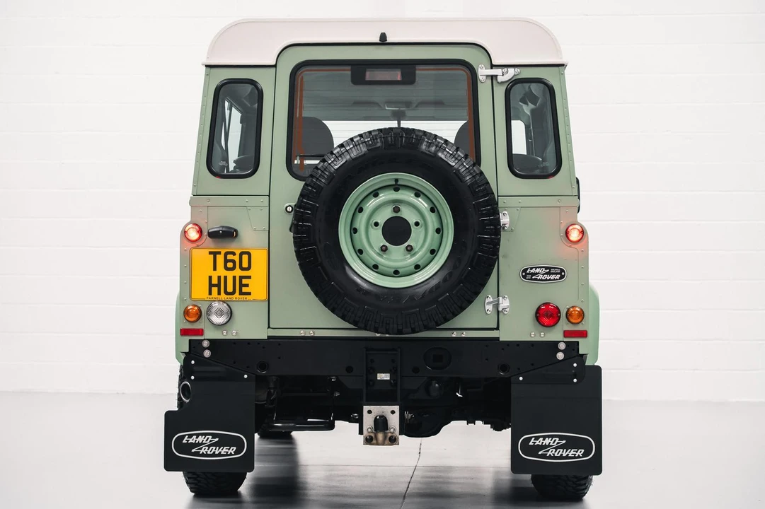2015 Land Rover Defender 90 - Image 5 of 31