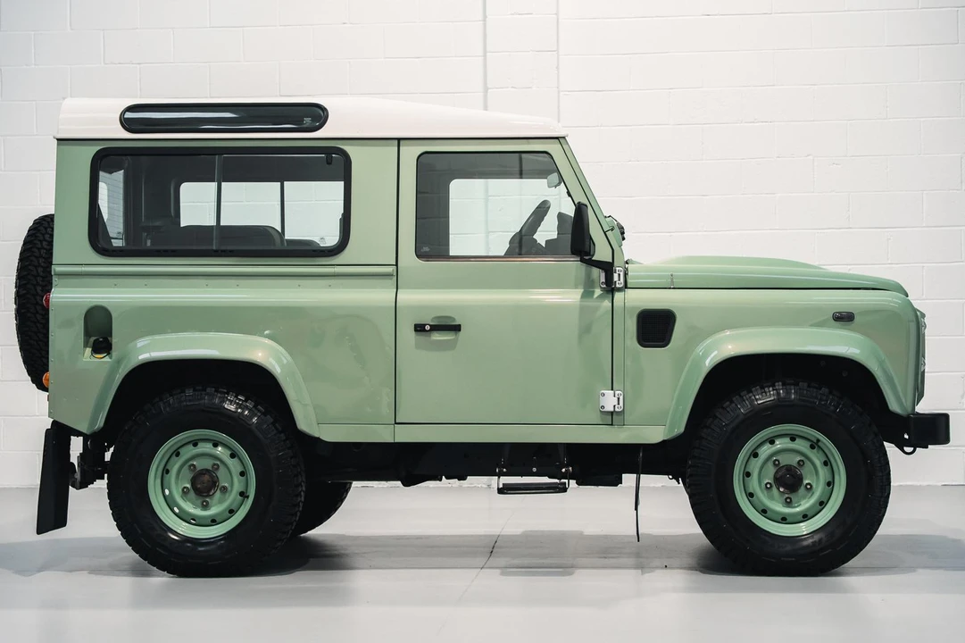 2015 Land Rover Defender 90 - Image 17 of 31