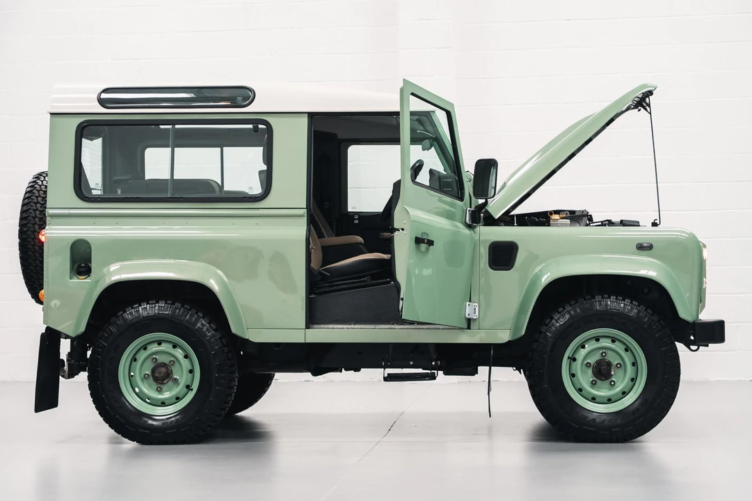 2015 Land Rover Defender 90 - Image 22 of 31